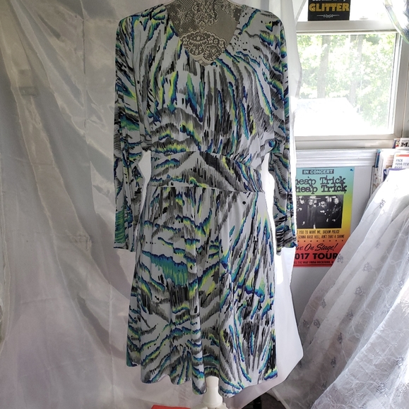 🎨 Guess Watercolor Dress - Picture 1 of 15